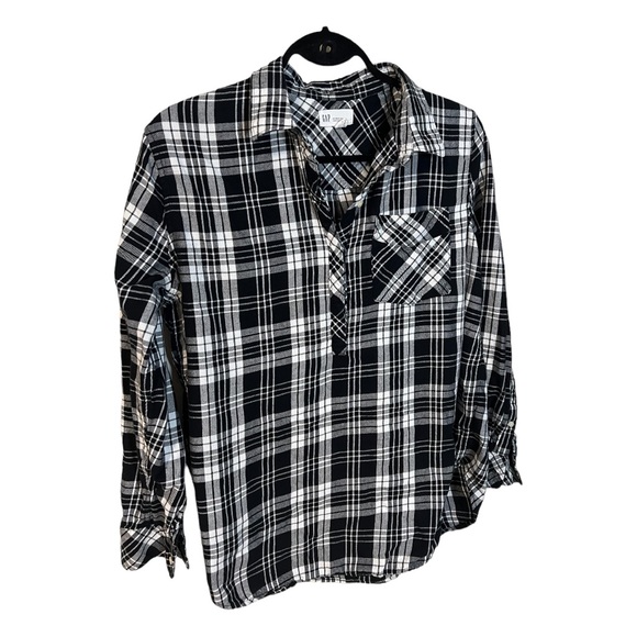 A Gap plaid shirt in black and white and a size large - Picture 2 of 8